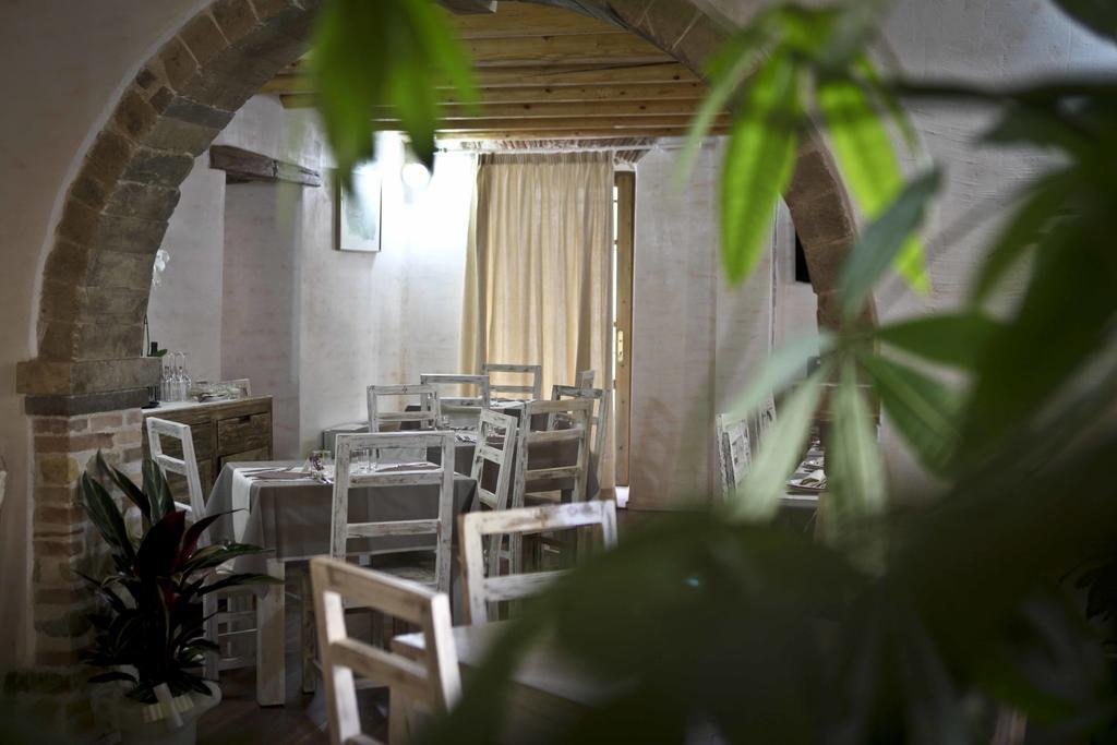 Abas Ristorante Pizzeria Affittacamere Ales Ngoại thất bức ảnh