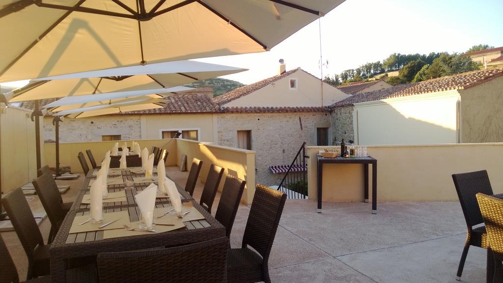 Abas Ristorante Pizzeria Affittacamere Ales Ngoại thất bức ảnh